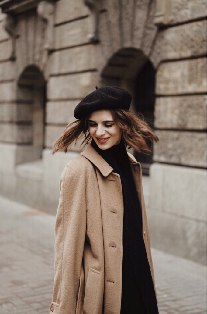beżowy płaszcz i czarny beret, Karolina Maras